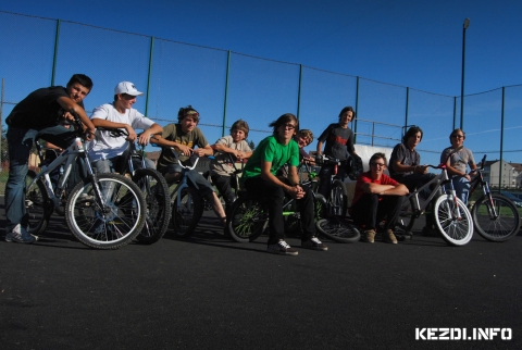 Kzdi Rollerz - Big Up Kru Check One Bikers