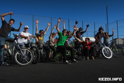 Kzdi Rollerz - Big Up Kru High Five Bikers