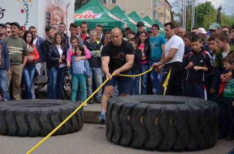 Erőember verseny / Sportcsarnok parkol - Fot: Vargha Gspr