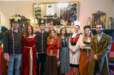 Zld Naposok az idei Sokadalmon is időutaztak a XIX. szzadba - A Kzdivsrhelyi Nők Egyeslete jnius 30-n a Sokadalom keretn bell tizenegyedik alkalommal szervezte meg a nagy sikernek rvendő 19. szzadi piaci krkpre keresztelt rendezvnyt. Az esemnyen kszlt fotk az egyeslet Facebook oldaln tekinthetőek meg. 

A korhű ruht viselő nőkhz a Zld Nap Egyeslet nkntesei az idn is csatlakoztak, a fik a 15. szkely hatrőr gyalogezred egyenruhjt viseltk, a lnyok szkely ruht, a Heal the earth, reloaded edition II projekt trk s rmny ESC nkntesei pedig hagyomnyos ruht ltttek magukra.  A rsztvevők a Gbor ron tren, a Sissi vendghzba s a Molnr Jzsis parkban stltak vgig. Ezt kvetően a rendezvny szervezői a parkban elhelyezett 'Udvarterek Kvhzba' hzi stemnnyel, teval, kvval s plinkval knltk meg az ppen ott-tartozkdkat. 

Fot: Balzs Attila