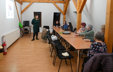 Megh�v� � Tisztelt civil szervezeti k�pviselők!  - 2025. �prilis 4-�n, p�nteken 14:30 perctől a tizen�t�dik Tavaszi Z�ld Napok keret�n bel�l a Civilek H�romsz�k�rt Sz�vets�g �s a Z�ld Nap Egyes�let szeretettel v�r minden kedves civil szervezeti k�pviselőt �s �rdeklődőt egy kerekasztal besz�lget�sre. Az esem�ny megh�vottja D�sa Csaba a k�zdiv�s�rhelyi Tourinfo iroda vezetője.  
T�m�k: 
- Europe for Citizens � Networks of Towns projekt ismertető � egyeztet�s a �IV. Online �bred�s Konferenci�r�l� 
- Aktu�lis p�ly�zati ki�r�sok 
- Melyek azok a probl�m�k, neh�zs�gek, amelyekkel a helyi civil szervezeteknek szembe kell n�zni�k?  
- H�romsz�ki civil katal�gus friss�t�se 
 - Esem�nyszervez�s, n�pszerűs�t�s  
Az esem�ny helysz�ne: a k�zdiv�s�rhelyi Sportsz�ll� t�rsalg�ja (Petőfi S�ndor utca / Sinkovits Stadion). �rdeklődni a 0766.611066 sz�mon lehet. A tal�lkoz� t�mogat�ja a helyi Sportiroda. Megtisztelő megjelen�s�re sz�m�tunk! Tisztelettel R�duly Attila a CIVEK eln�ke. 
(C�mlapfot�: arch�v/ Forr�s: M�rton Fanni-B�borka � Z�ld Nap Egyes�let) 